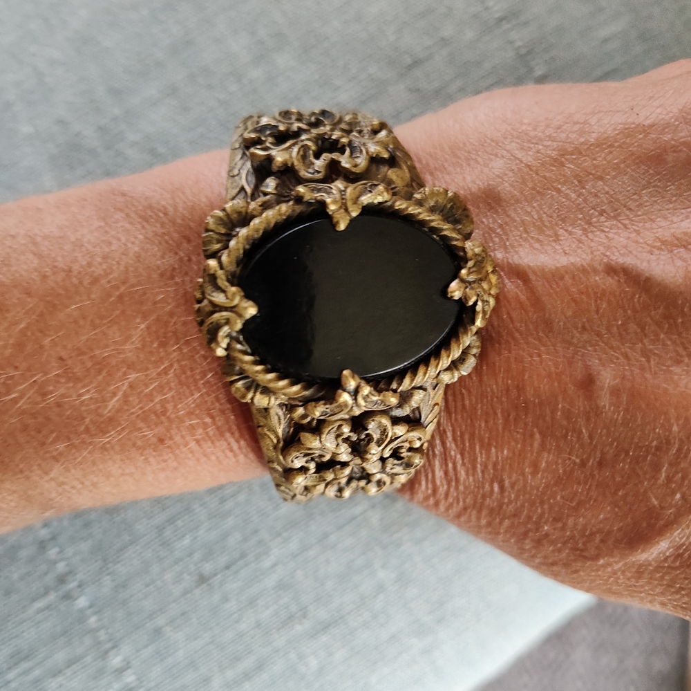 Vintage hinged bracelet